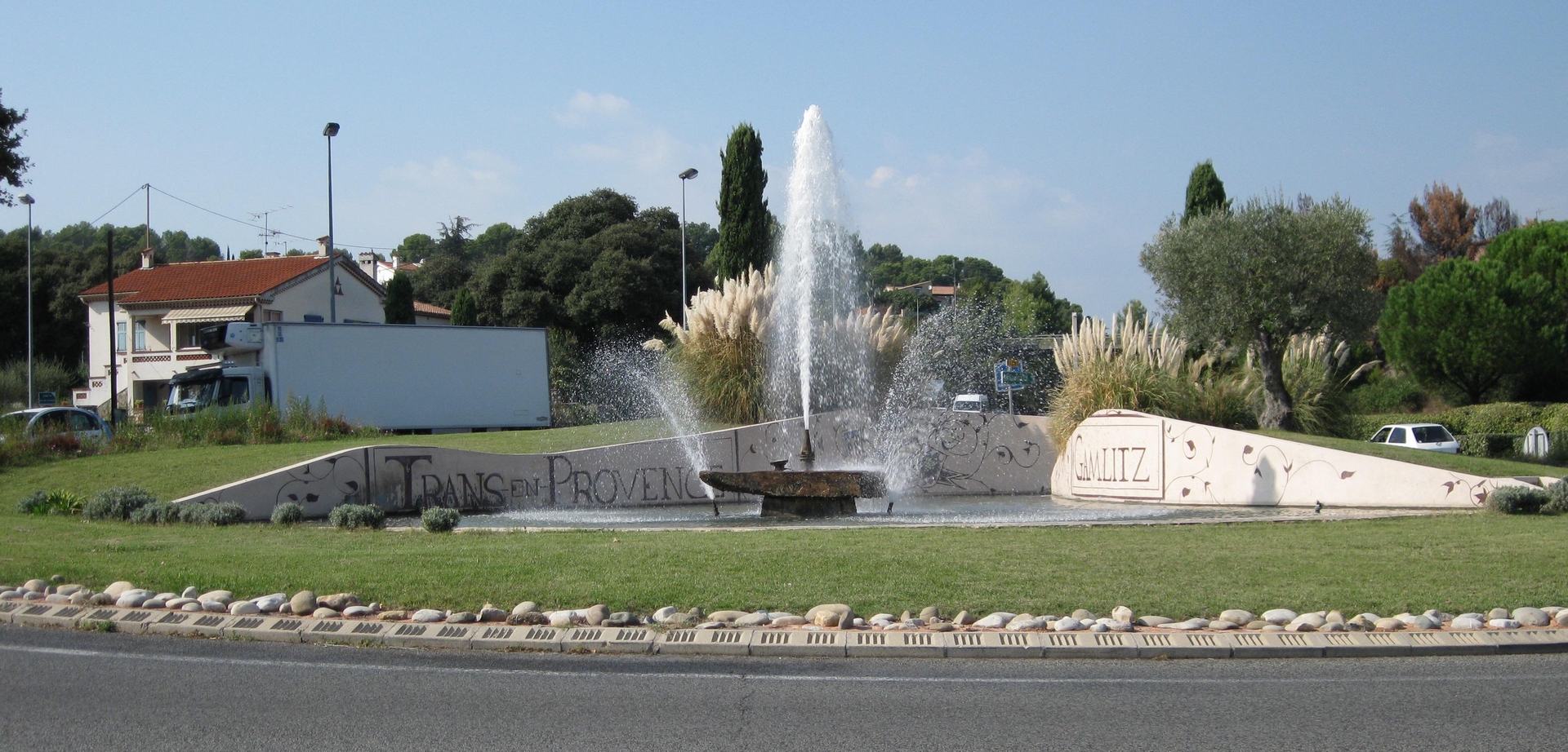 Rond-point Gamlitz à l'entrée de Trans en Provence