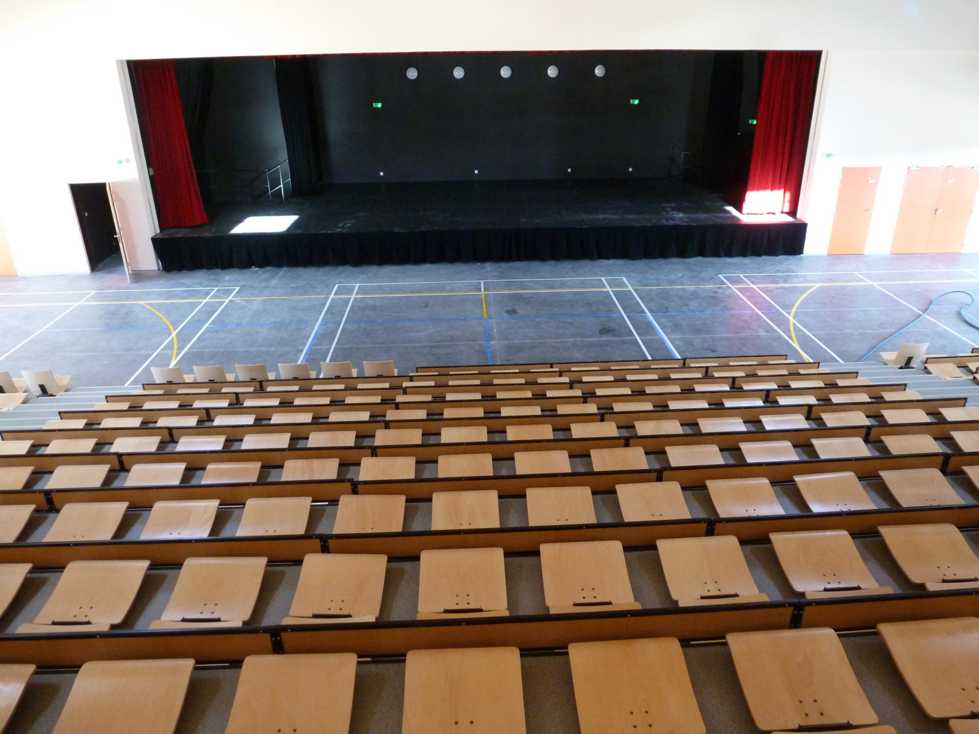 Salle de spectacle avec tribune Salle de spectacle avec tribune