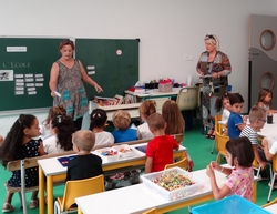 Découverte de leur salle de classe par les élèves de maternelle Découverte de leur salle de classe par les élèves de maternelle