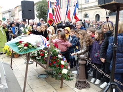 Dépôt de fleurs par les enfants Dépôt de fleurs par les enfants