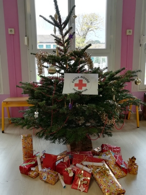 Cadeaux sous le sapin offerts pour la Croix Rouge Cadeaux sous le sapin offerts pour la Croix Rouge