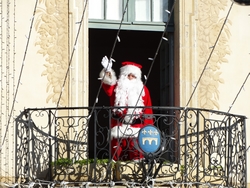 Père-Noël au balcon Père-Noël au balcon