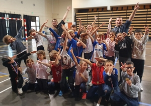 Photo de groupe des médaillés faisant le Dab Photo de groupe des médaillés faisant le Dab