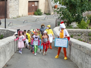 Les 6-8 ans défilent Les 6-8 ans défilent