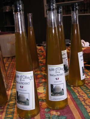 Bouteilles d'huile d'olive offertes par la Commune