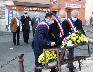 Les élus déposent une gerbe au pied du Monument aux Morts Les élus déposent une gerbe au pied du Monument aux Morts