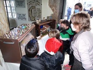 Les enfants observent la crèche de Noël Les enfants observent la crèche de Noël