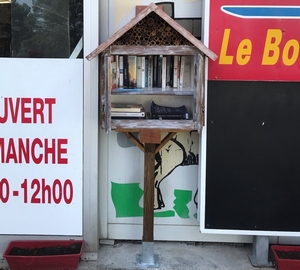 Boîte à livres située à la Sotravi