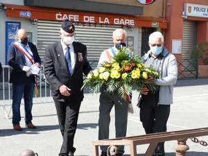 Dépôt de gerbe par la Commune et les associations patriotiques