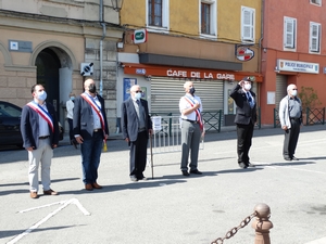 Respect d'une minute de silence par l'assistance