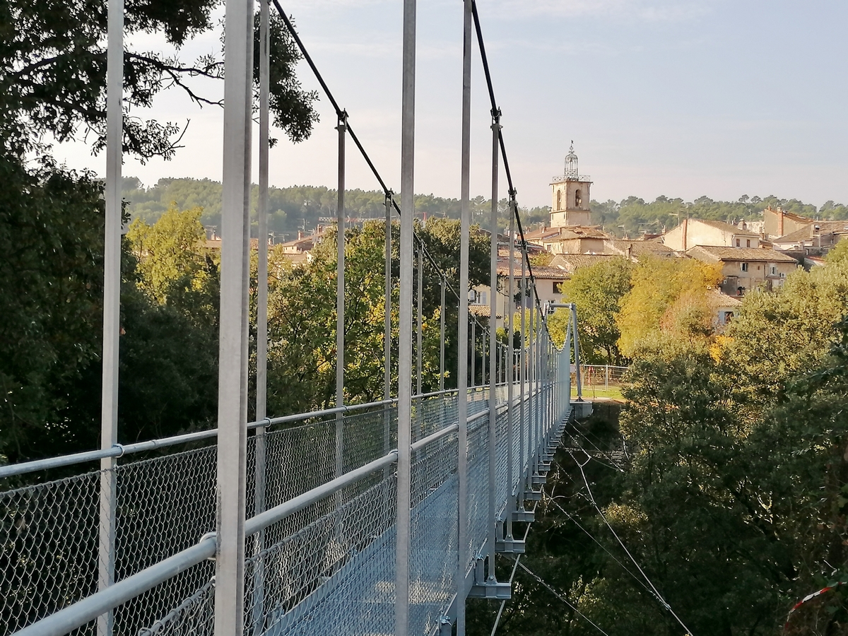 Vue latérale de la passerelle, en direction du centre Village