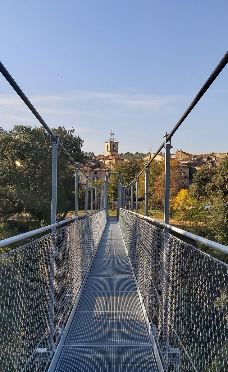 La passerelle avec vue sur le clocher de l'Eglise