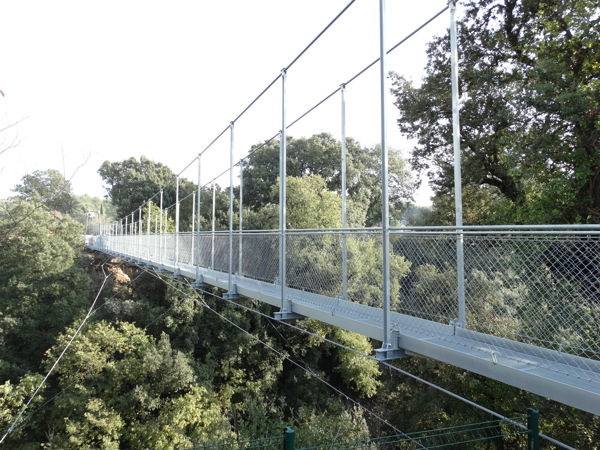 Vue latérale de la passerelle, en direction du lotissement les Hautes Rives