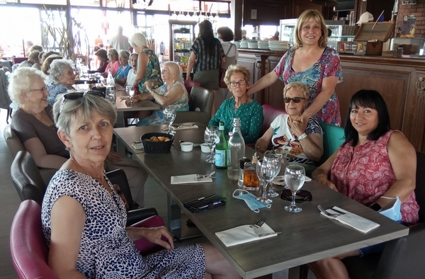 Sortie des anciens au restaurant, tablée 1