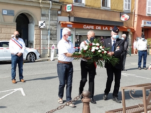 Dépôt de gerbe lors de la cérémonie du 8 juin 2021