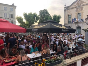 La place de l'Hôtel de Ville bondée pour la fête de la musique