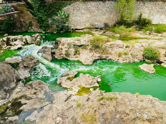 L’eau de la rivière s’étant brusquement colorée d’un vert intense ce mercredi 4 août vers 16h, la Commune a aussitôt réagi.