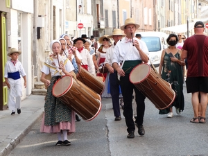 Défilé du groupe provençal Lou Ginestoun