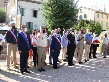 M. le Maire, entouré des autorités militaires et des élus