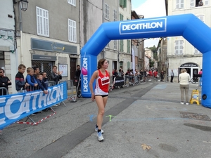 La 1ère femme termine la course de 10km