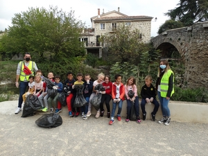 Les enfants et les animateurs ont ramassé les déchets