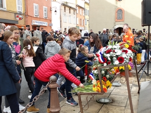 Dépôts de fleurs par les enfants