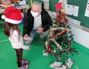M. Bonhomme offre un cadeau à un enfant