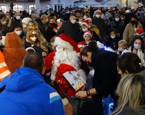 Le Père-Noël entouré d'enfants lors de la parade