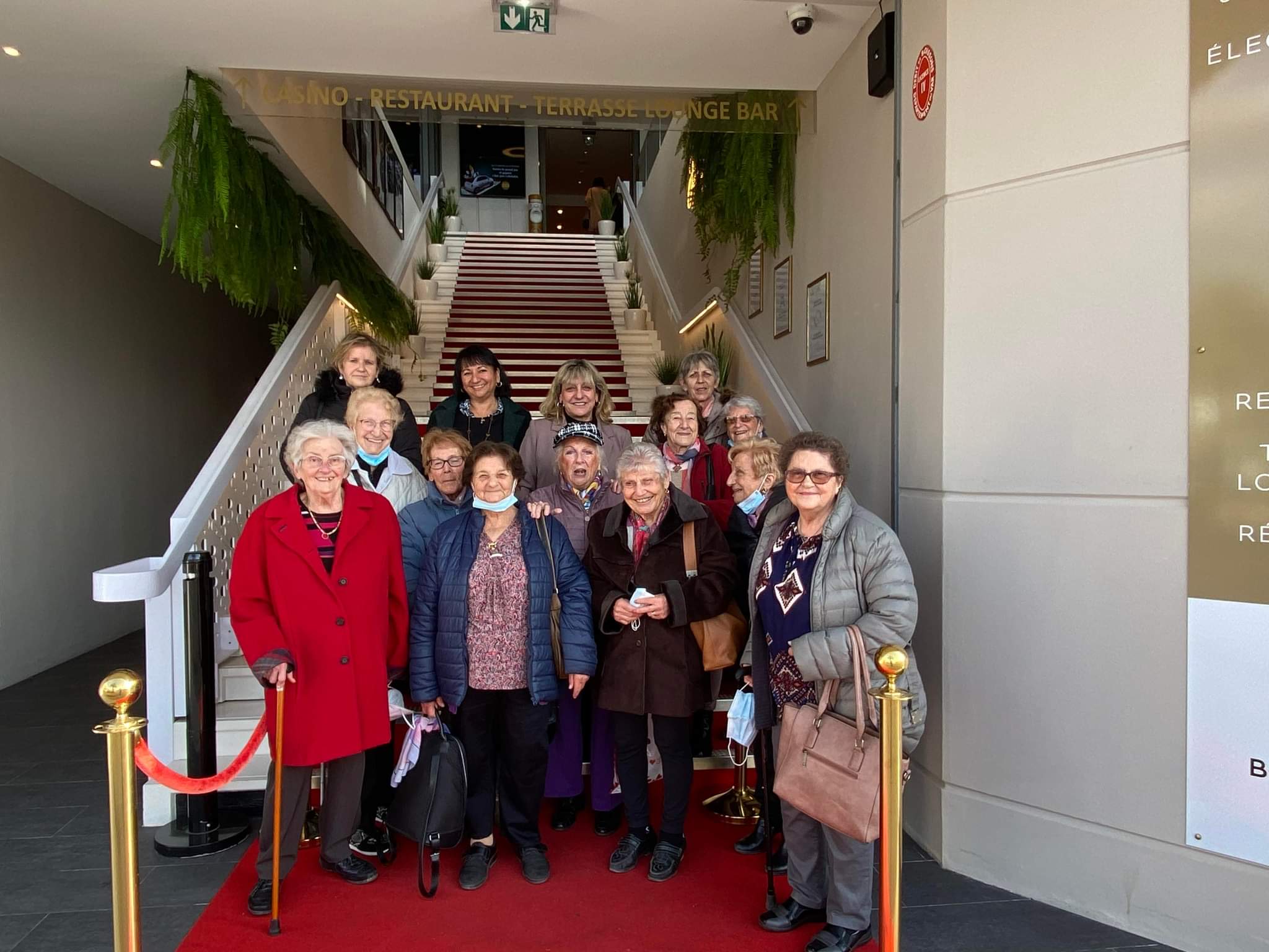 Les séniors devant le Casino de St-Raphaël