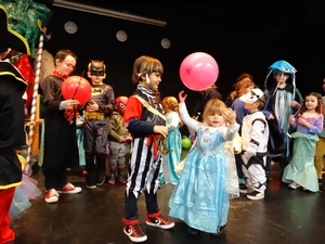 Carnaval - enfants sur la scène