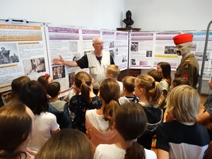 M. Morandi présente l'exposition à une classe de CM2 de l'école Jean Moulin