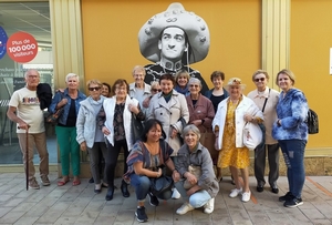 Les séniors devant le musée dédié à Louis de Funes