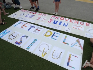 Banderoles de la Fête de la musique, créées par les enfants du centre de loisirs.