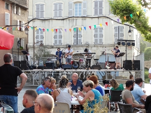 Groupe de musique, place de l'Hôtel de Ville