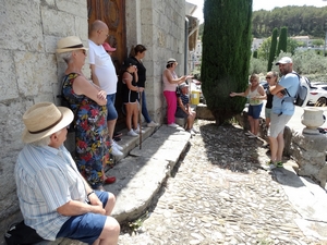 Mme Guigoni donnant des informations sur la Chapelle Notre Dame