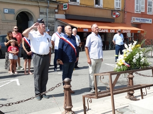 M. le Maire et les associations patriotiques devant le Monument aux Morts