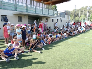 Les supporters au bord du stade, du CP au CM1