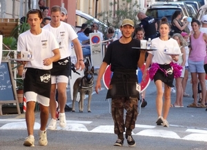 Concurrents de la course de garçons de café, sur l'avenue de la gare