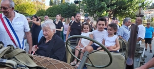 Mme Concas et ses arrière-petits-enfants à bord d'un véhicule militaire