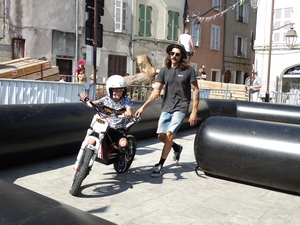 Un enfant s'essaie à la moto