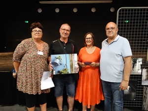 De gauche à droite : Mme Rigaud, conseillère municipale, M. Terpereau, vainqueur du concours photo, catégorie adulte, Mme Antoine, conseillère municipale déléguée à la culture, et M. le Maire Alain Caymaris.