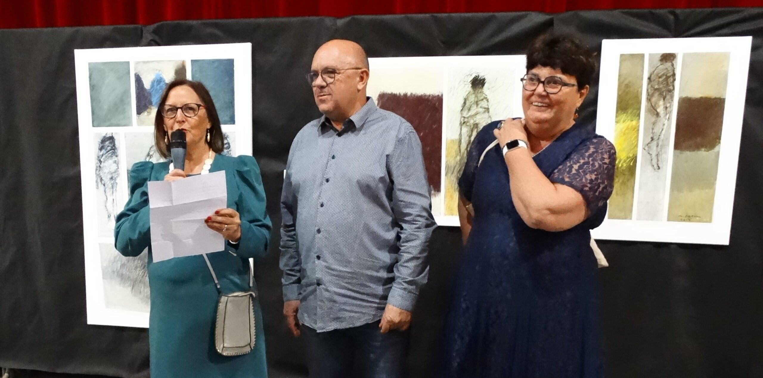 De gauche à droite : Mme Antoine, conseillère municipale déléguée à la culture, M. le Maire Alain CAYMARIS, et Mme RIGAUD, conseillère municipale.