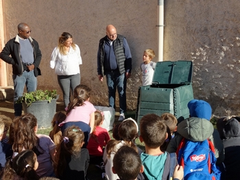 M. le Maire accompagné de Mme Formica, de Ludwig, animateur et des enfants du centre de loisirs