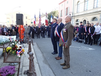 Recueillement devant le monument aux morts