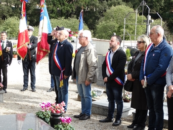 Recueillement devant le Monument aux Morts