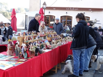 Stand de santons sur le marché de Noël.