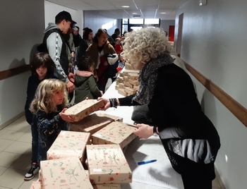 Remise des cadeaux aux enfants