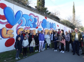 Les élus, le graffeur Harold Maka et les jeunes du Club des jeunes lors de l'inauguration de la fresque