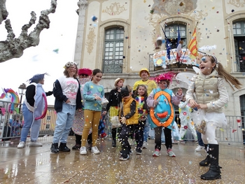 Des enfants déguisés sur le podium