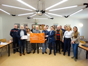 Remise de diplôme du Haut Comité Français pour la Résilience Nationale (représenté par M. Fabien MATRAS et son associé M. Olivier MAKABROU), à Monsieur le Maire Alain CAYMARIS. A leurs côtés : M. AURIAC (adjoint aux travaux), M. GODANO (adjoint à l’environnement), Mme FORMICA (conseillère municipale), M. SOUZA (élu aux risques majeurs à la mairie de Draguignan), le Colonel FARCY (SDIS 83), le Commissaire FEVRE (Commissariat de Draguignan), le Majore BEREAUD (Commissariat de Draguignan), Mme SCARCERIAUX (SMA), M. LE SAUX (DPVa), M. GALAND (président de la RCSC), Mme LAMBERT (DGS de Trans-en-Provence), M. LOURY (responsable service RMPE) et M. WURFFEL (adjoint technique service RMPE).